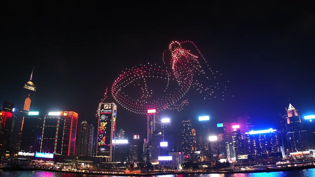 东方明珠下的香港，繁华与魅力并存的东方港城